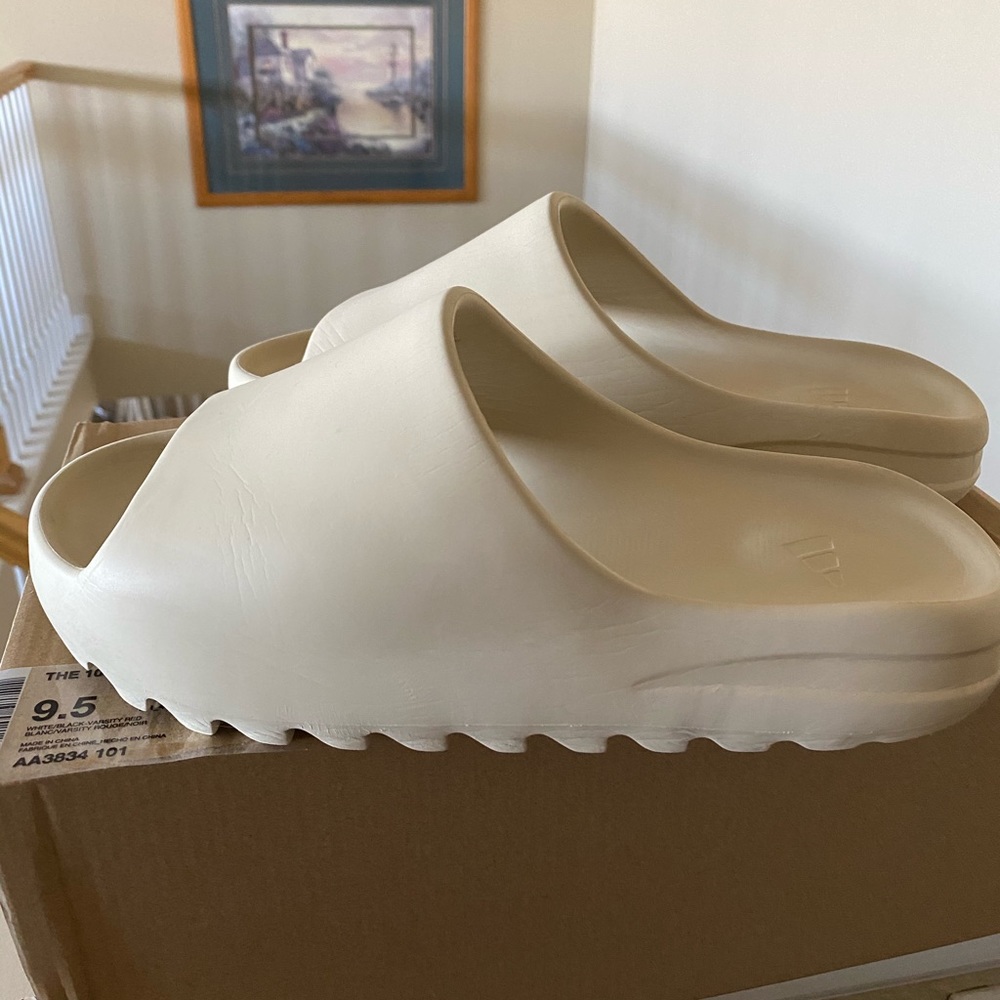 Yeezy slide “bone” 1000% authentic size 9